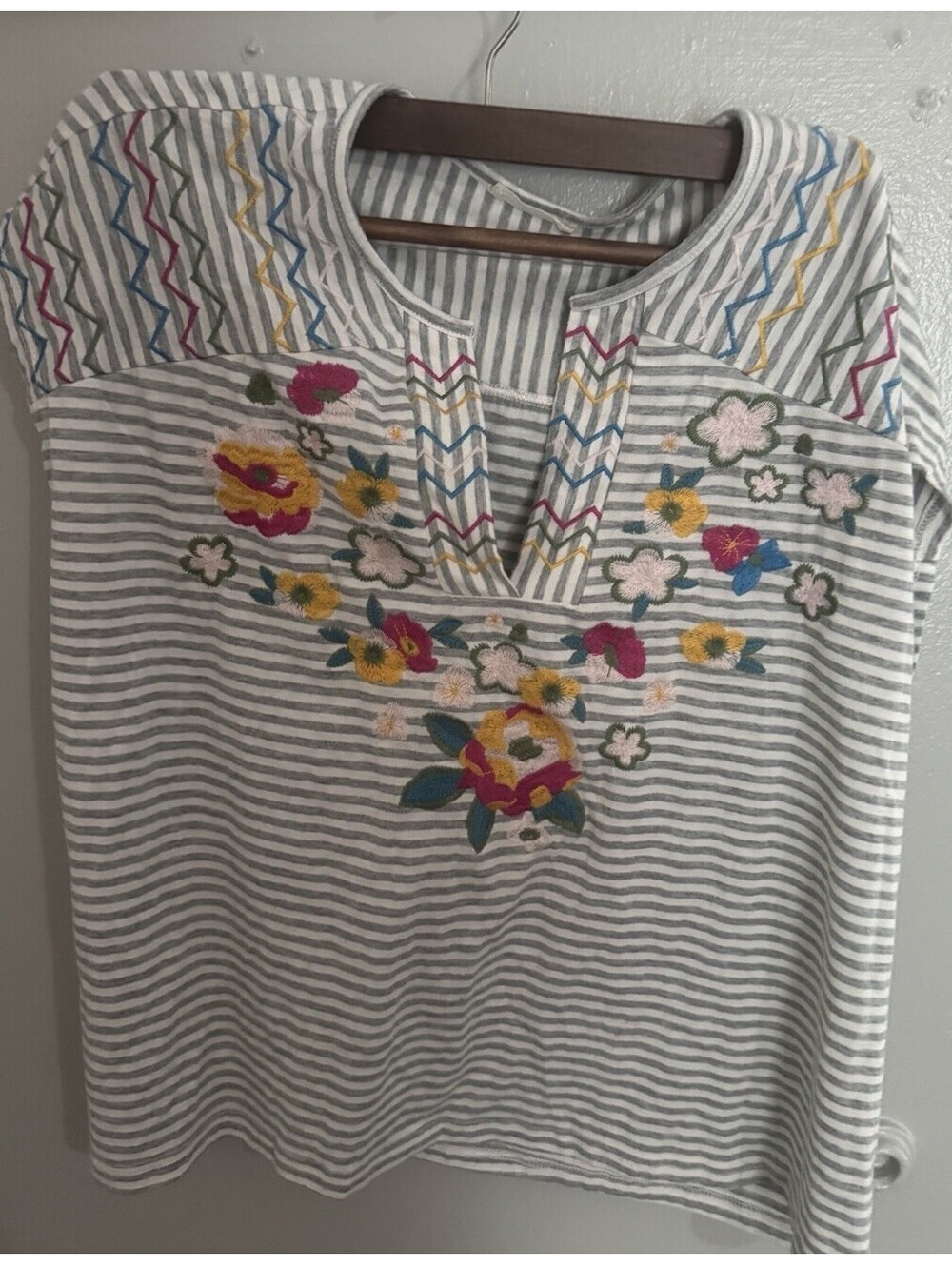 And The Why Womens M Boho Embroidered Striped Top Gray White Split V Neck Blouse
